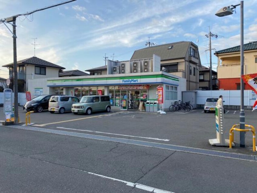 ファミリーマート交野私部店(コンビニ)まで756m 私部南3丁目テラスハウス