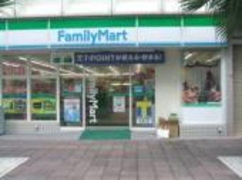 ファミリーマート阪急三国駅西店(コンビニ)まで242m※ファミリーマート阪急三国駅西店 ラディアンス