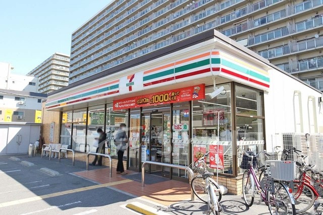 セブンイレブン大阪三国本町3丁目店(コンビニ)まで551m※セブンイレブン大阪三国本町3丁目店 大阪メトロ御堂筋線/東三国駅 徒歩11分 10階 築47年