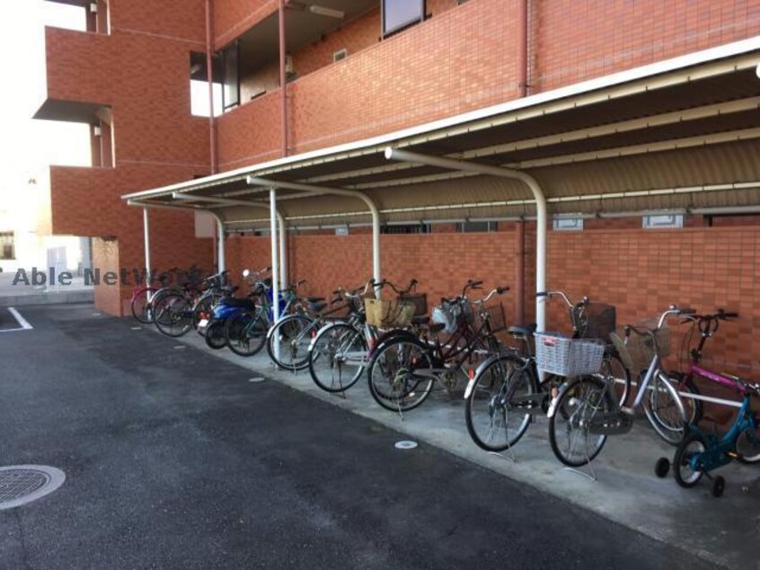 屋根付き駐輪場で自転車も安心です。 プランドール（高崎市下小鳥町）