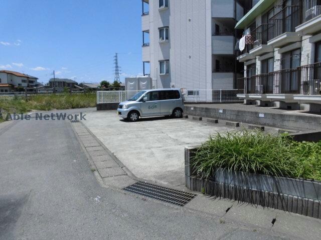 駐車しやすいです レジデンス三沢（高崎市小八木町）