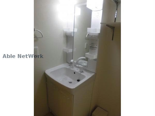 便利なシャワー付き洗面台 サンモールA