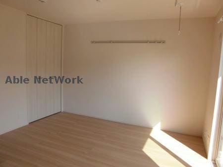 窓から光が差し込みます サンモールA