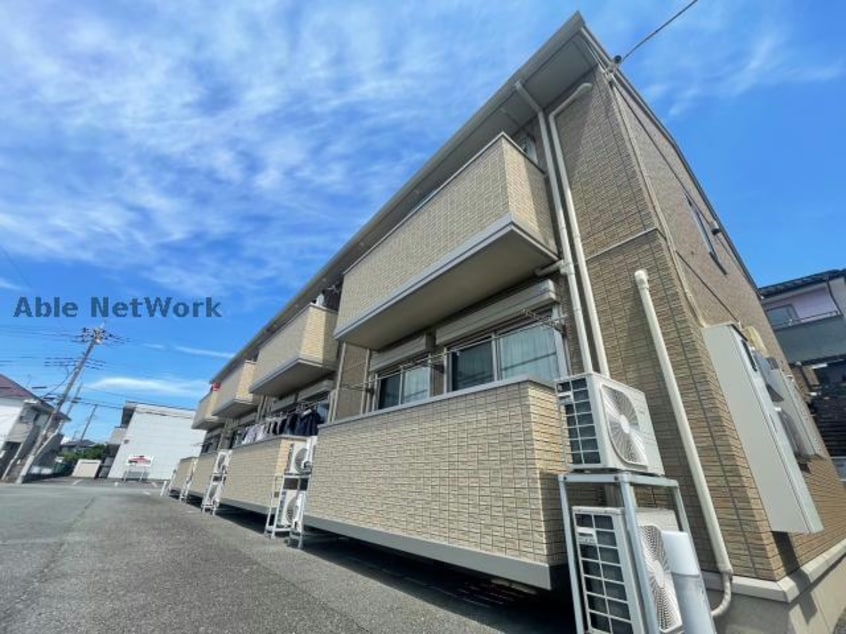 落ち着いた色合いの外観です カーサ ドマーニ