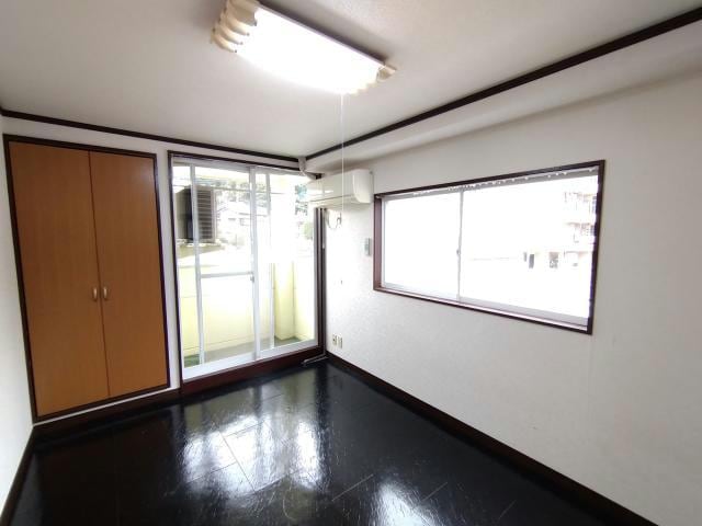 窓から日差しが差し込みます ラピス