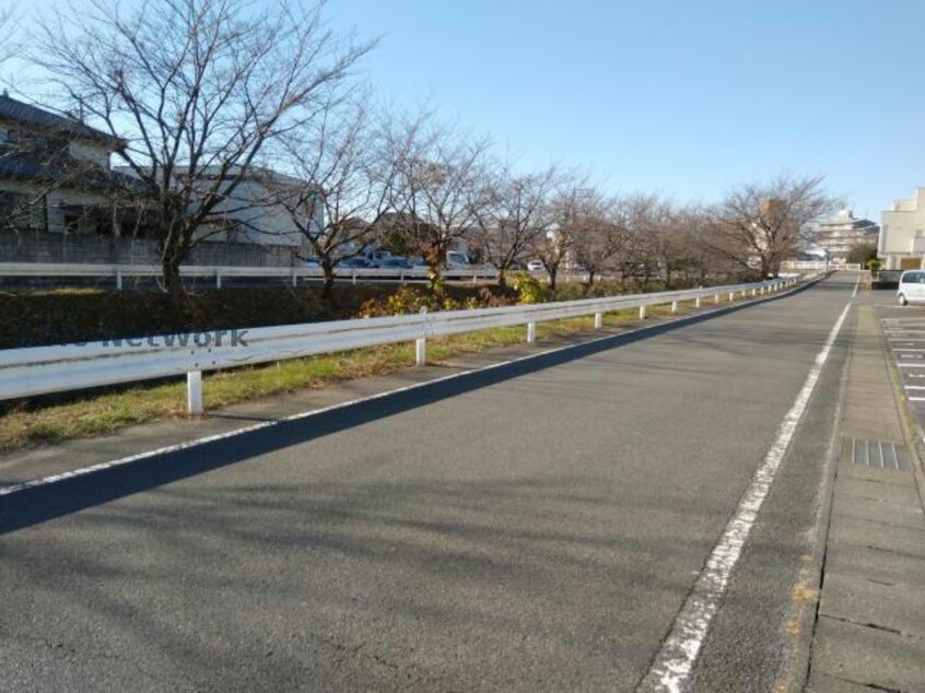 道路を挟んだ川沿いに建物があります イーストフラッツ（高崎市江木町）