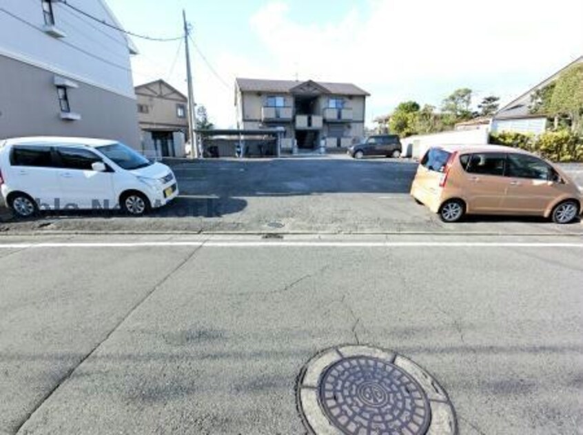 駐車場広いです。 セジュールさとう（高崎市石原町）