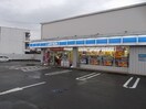 ローソン 高知槇山町店(コンビニ)まで677m レトア朝倉