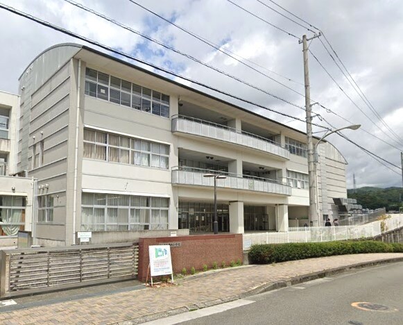 高知市立横内小学校(小学校)まで1834m 土讃線/円行寺口駅 徒歩24分 築41年