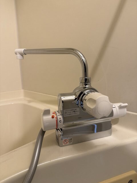 お風呂場には自動でお湯が止まる定量止水シャワー水栓付きです♪ クレスト廿代