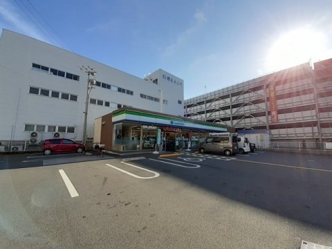 ファミリーマート 高知梅ノ辻店(コンビニ)まで475m 高知市電駅前線・桟橋線/梅ノ辻駅 徒歩5分 築19年