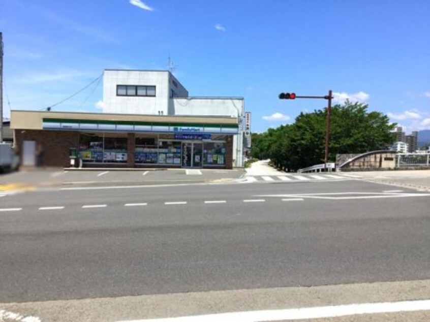 ファミリーマート 高知東石立店(コンビニ)まで305m 高知市電ごめん線・伊野線/上町二丁目駅 徒歩4分 4階 築34年