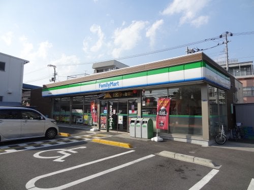 ファミリーマート 高知稲荷町店(コンビニ)まで446m カーサグラン高知