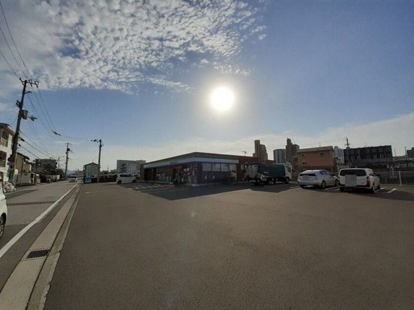 ファミリーマート 高知北本町店(コンビニ)まで311m ハイム24