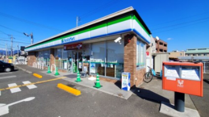 ファミリーマート 高知朝倉西店(コンビニ)まで560m ハイツ三本