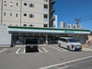 ファミリーマート かるぽーと前店(コンビニ)まで455m みずきハウス