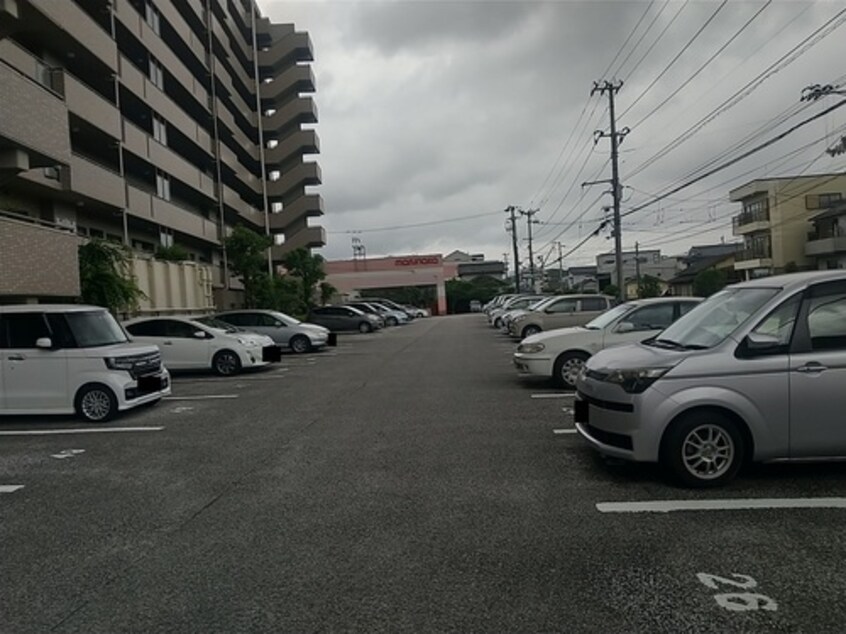 駐車場：-     （2023年5月撮影） サーパス高須二番館
