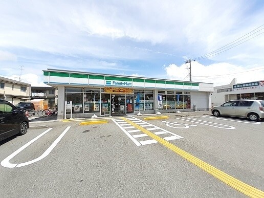 ファミリーマート 土佐高岡店(コンビニ)まで806m ゴールデン・リリィＢ