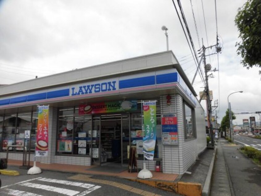 ローソン 高知鴨部高町店(コンビニ)まで983m フローラ四月田 A棟