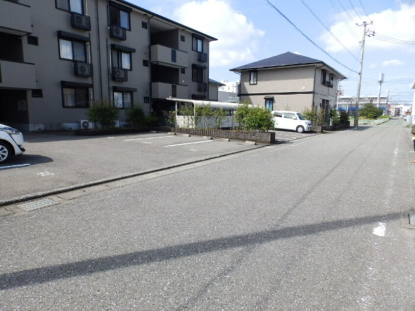 北側前面道路 ヴィレッジ札場 A棟