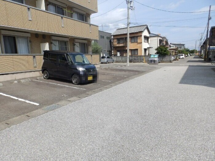 南側駐車場 ブリッジ杉井流