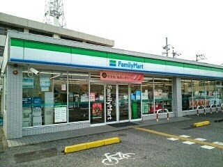 ファミリーマート 高知六泉寺店(コンビニ)まで468m ファミール・ビレジ C棟