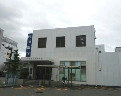 四国銀行高岡支店(銀行)まで96m シャーメゾン ソラーレ