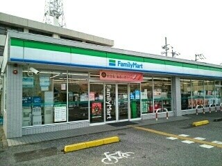 ファミリーマート 高知六泉寺店(コンビニ)まで468m ファミール・ビレジ B棟