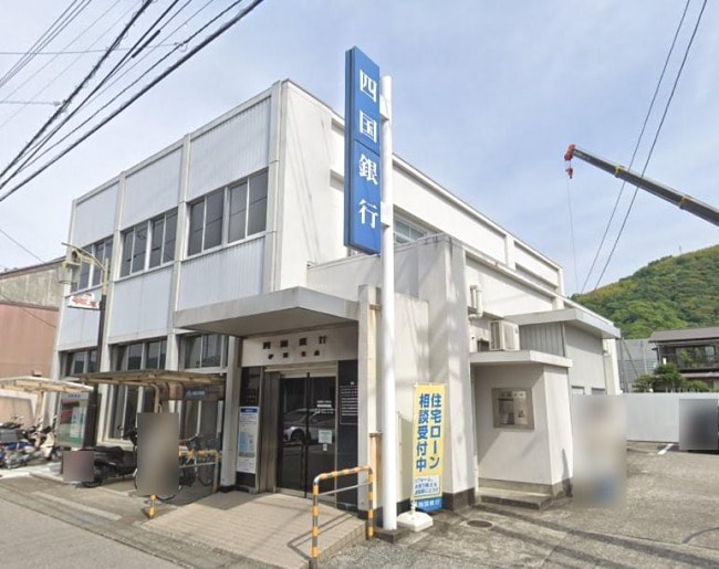 四国銀行伊野支店(銀行)まで1790m プリムローズＩＮＯ