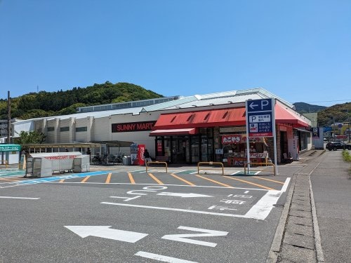 サニーマート土佐道路東店(スーパー)まで845m Smiley Smile A棟