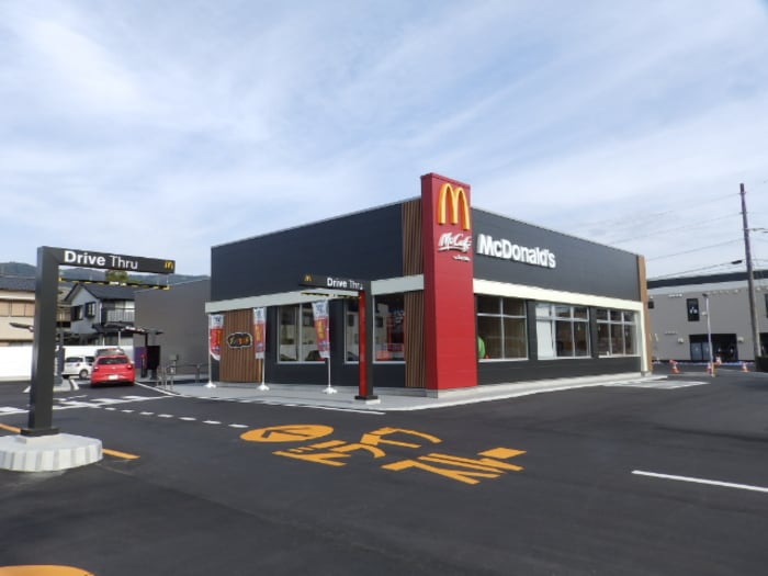 マクドナルド万々店（245ｍ） エクレール