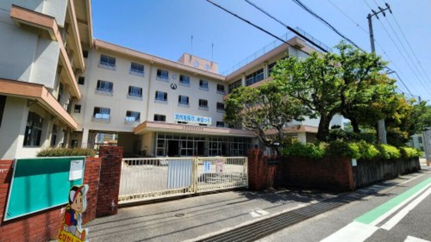 高知市立神田小学校(小学校)まで1730m シャーメゾン リュエル