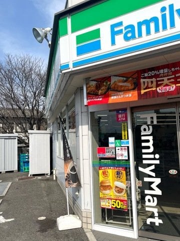 ファミリーマート 高知旭町店(コンビニ)まで696m ヴィラ･アンソレイエ山ノ端