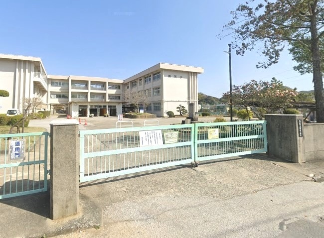 高知市立横浜小学校(小学校)まで676m サン・マリン横浜