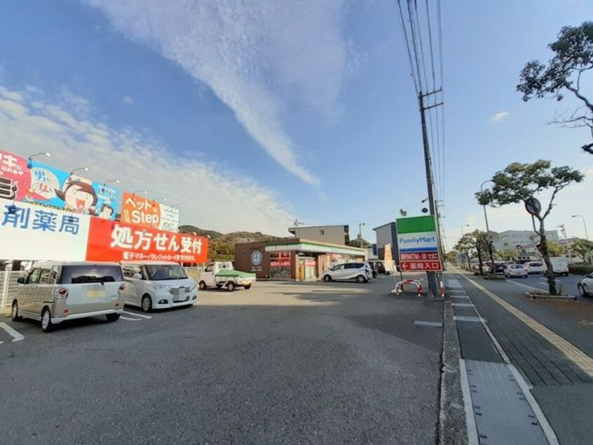 ファミリーマート 高知東秦泉寺店(コンビニ)まで261m 土讃線/高知駅 徒歩16分 1-2階 築33年