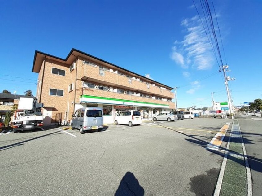 ファミリーマート 土佐山田新町丸店(コンビニ)まで177m パルムドール参番館