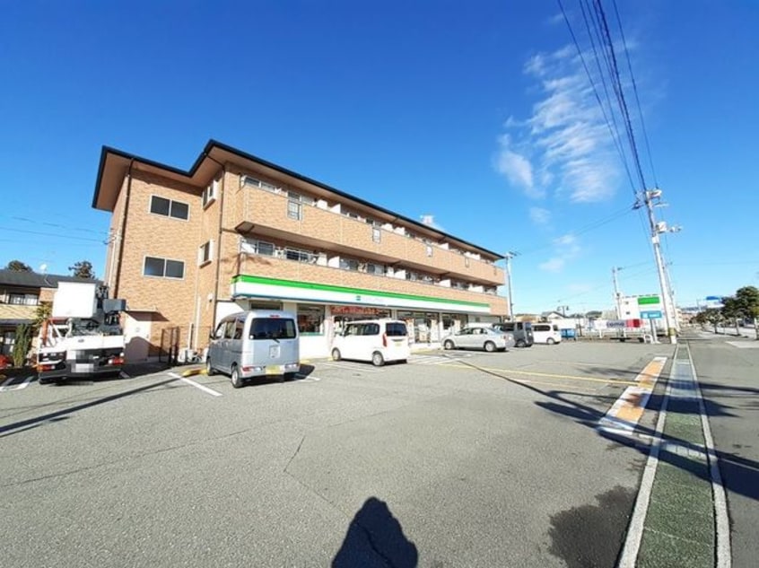 ファミリーマート 土佐山田新町丸店(コンビニ)まで290m メゾンボヌール A棟