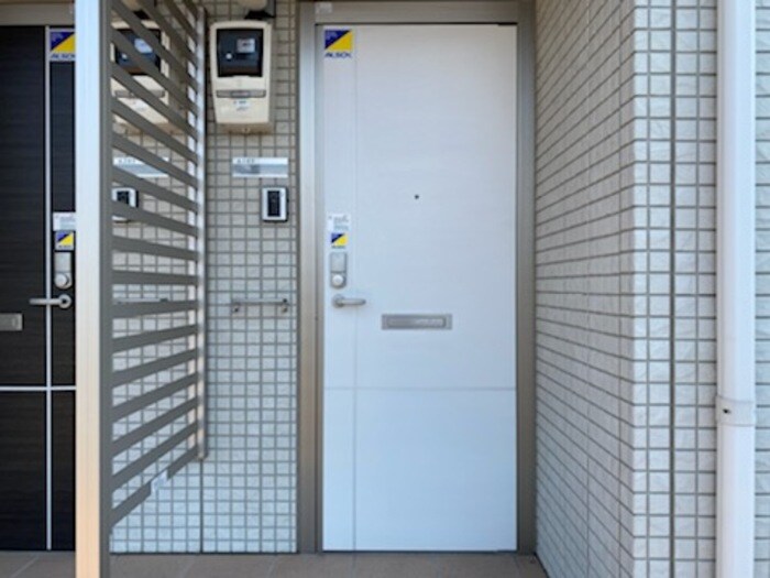 玄関前 サルーチェ A棟