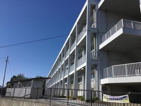 香美市立鏡野中学校(中学校/中等教育学校)まで104m フローラル・アベニュー壱番館