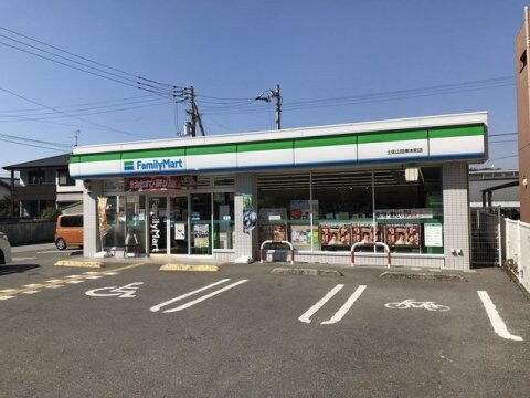 ファミリーマート 土佐山田東本町店(コンビニ)まで168m スマイル