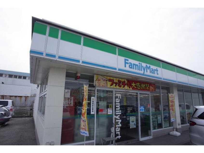 ファミリーマート姫路宇佐崎店(コンビニ)まで982m グレーシィ姫路白浜の宮