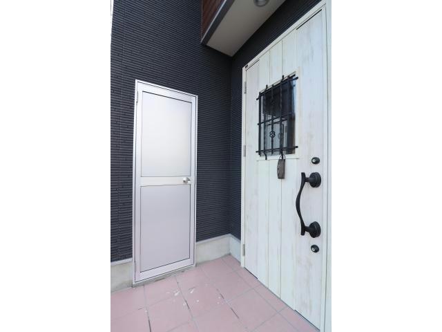 玄関横の倉庫に自転車などを収納できます Co’s House葛木A