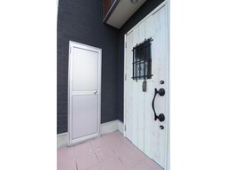 玄関横の倉庫に自転車などを収納できます