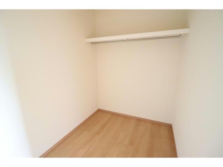 ウォークインクローゼットはたっぷり収納できます Co’s House葛木A