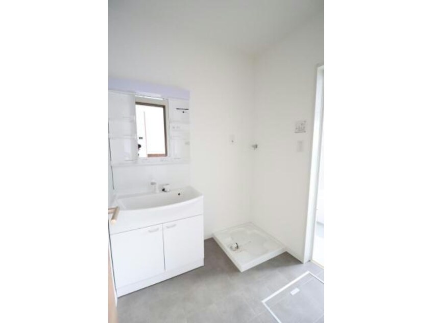 グレーを基調とした清潔感のある洗面所 Co’s House葛木A