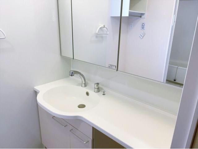 幅広の独立洗面台は大型ミラーでゆったり！ Onesto横尾