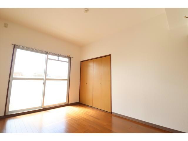 バルコニー側洋室 ガーデンハイツ松岡