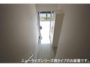  モナ　コシネル