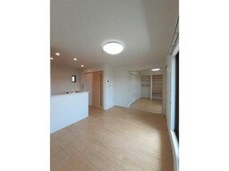 201　対面キッチンの広々LDK★