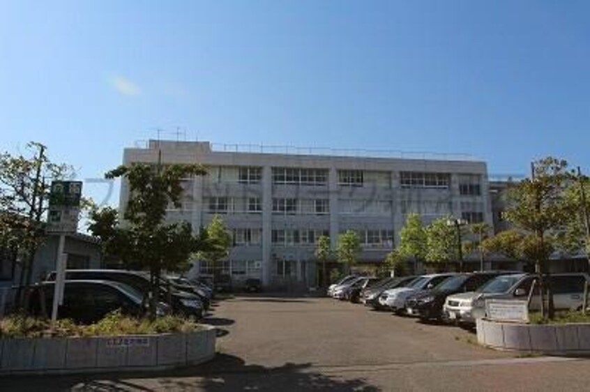 新潟市立小針小学校(小学校)まで690m ハイツアミティ